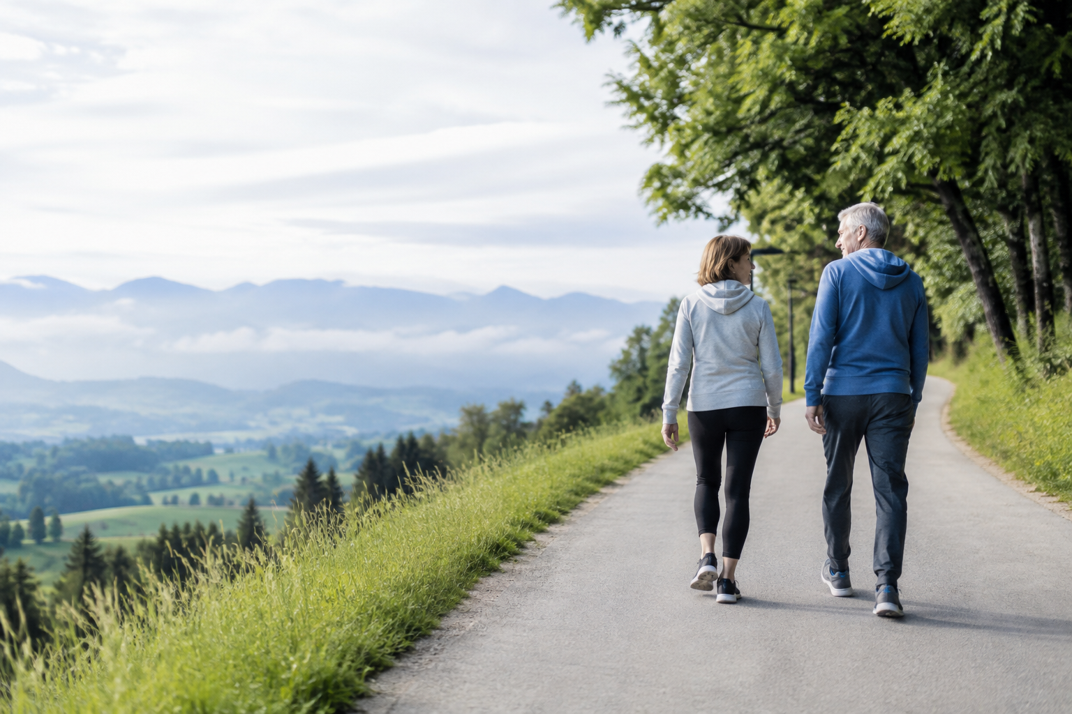Zwei Erwachsene bei einem ruhigen Spaziergang in einer grünen Landschaft